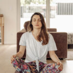 Momento de silêncio e concentração durante o curso de meditação online