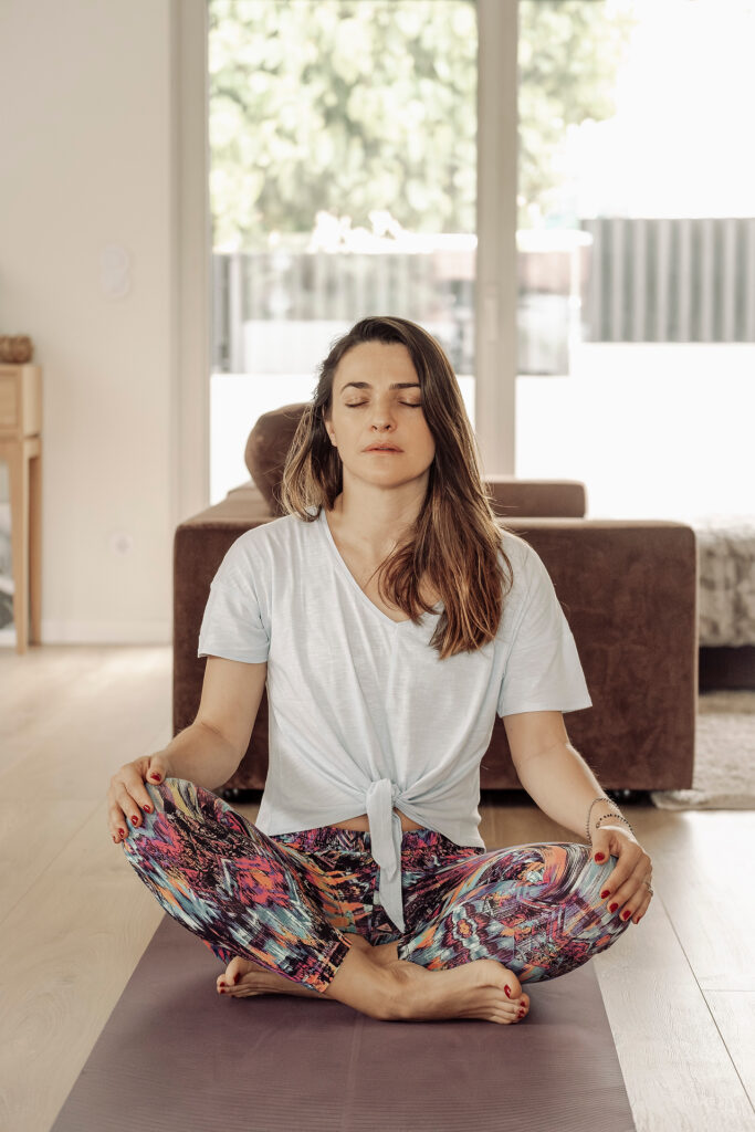 Momento de silêncio e concentração durante o curso de meditação online