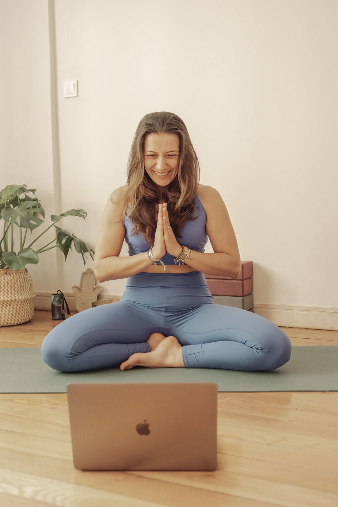 Susana Filipe a orientar uma aula de yoga online em direto a partir de casa