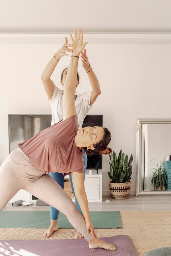 Susana Filipe a orientar uma aula particular de yoga personalizada em casa da aluna