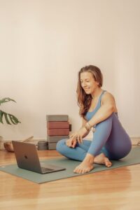 Susana Filipe a dar aulas de yoga online na Yoga Living School - aulas de yoga, meditação e autocuidado